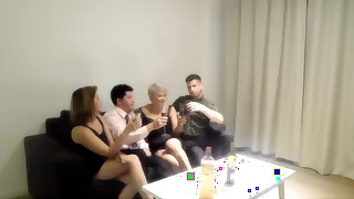 Orgia com minha irm&atilde; e dois estranhos que encontramos em um bar